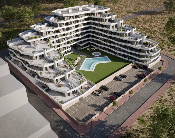 Luchtfoto van modern 3-slaapkamer appartementcomplex in San Miguel de Salinas, met zwembad en groen gebied.