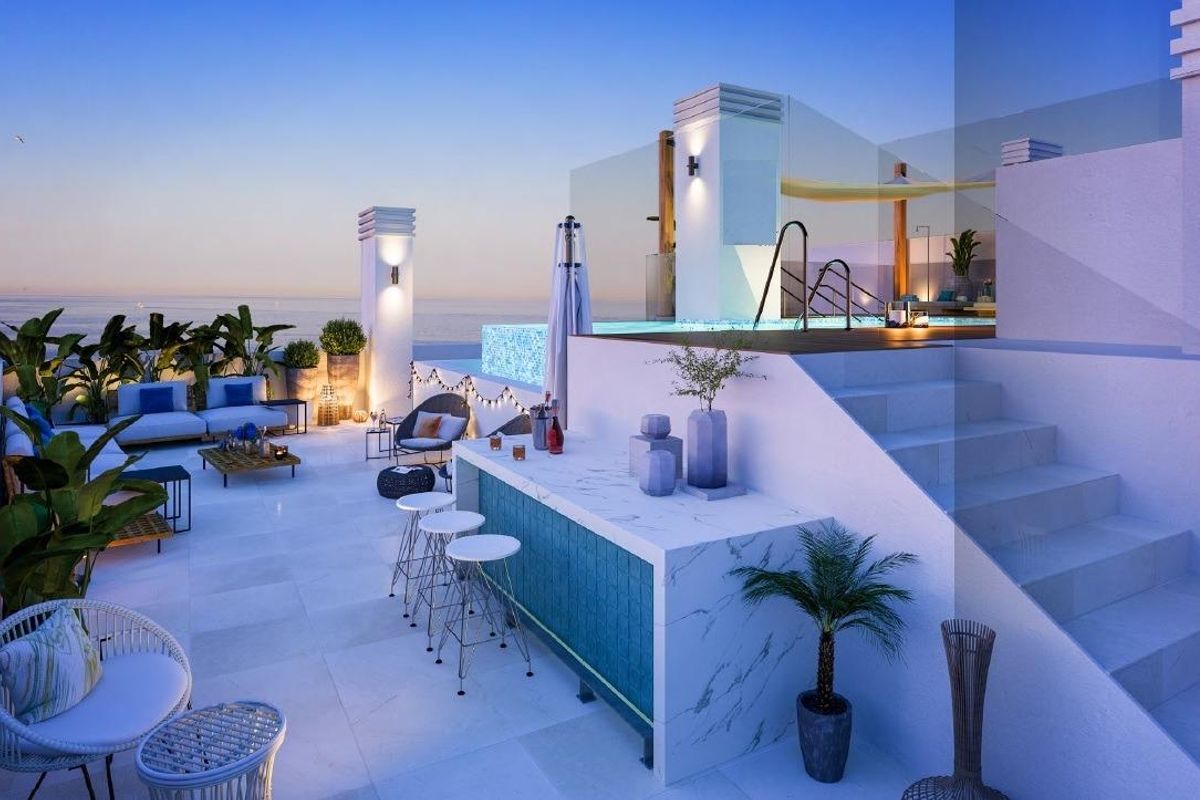 Stijlvolle buitenlounge met kitchenette en uitzicht op zee in het luxe 2-slaapkamerappartement in Estepona.