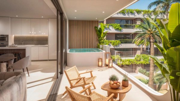 Stijlvol terras met een jacuzzi en zitgedeelte, met uitzicht op groen in San Pedro De Alcantara, Spanje.