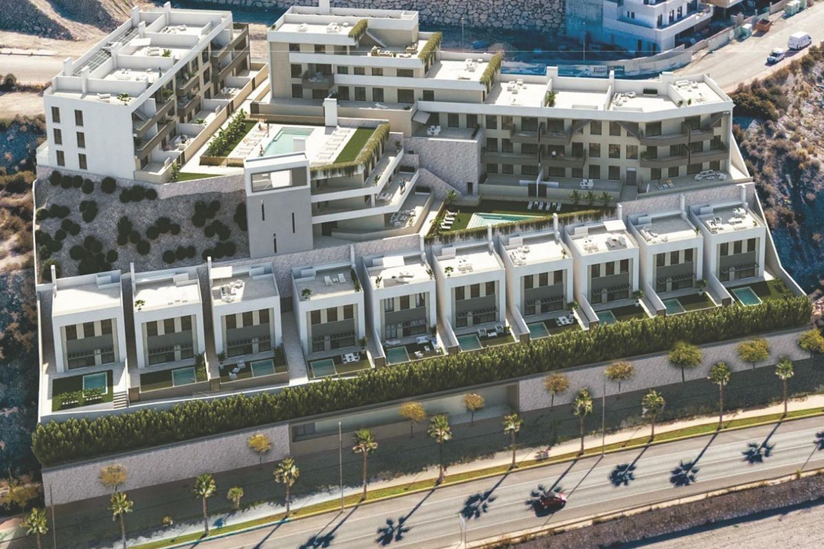 Luchtfoto van een luxe villa complex met zwembaden en tuinen in Aguilas, Costa Calida, Spanje.