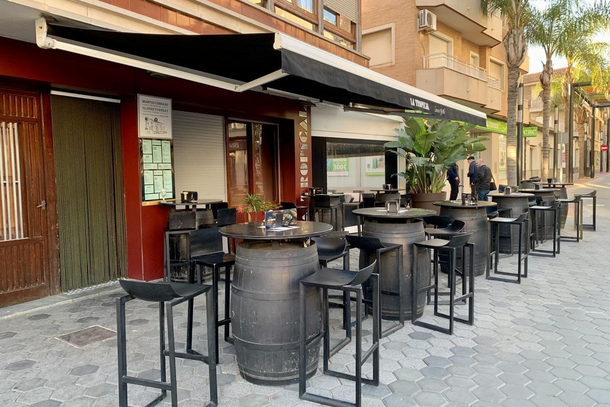 Gezellige buitenzitgelegenheid met bardtafels voor een lokaal café in Los Alcazares.