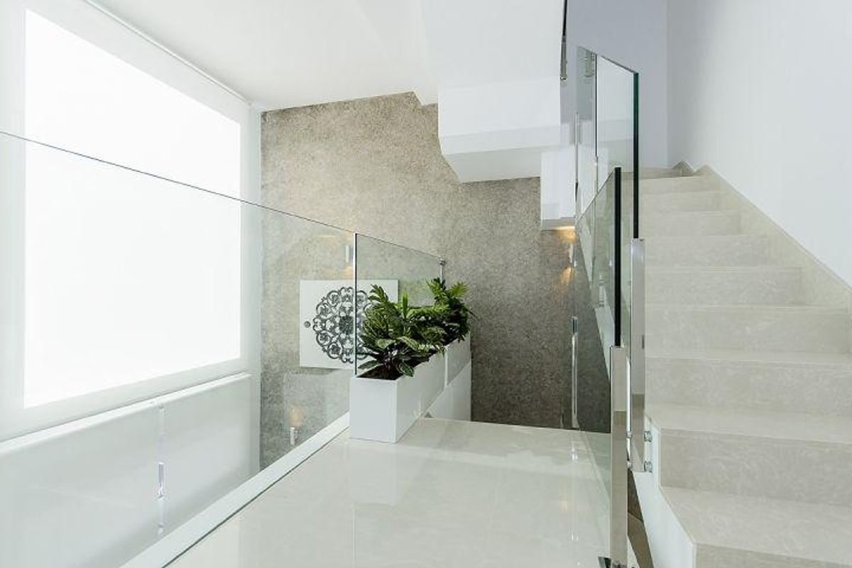 Heldere overloop met moderne decoratie en trappen in een 3-slaapkamer villa in Rojales, Costa Blanca Zuid.