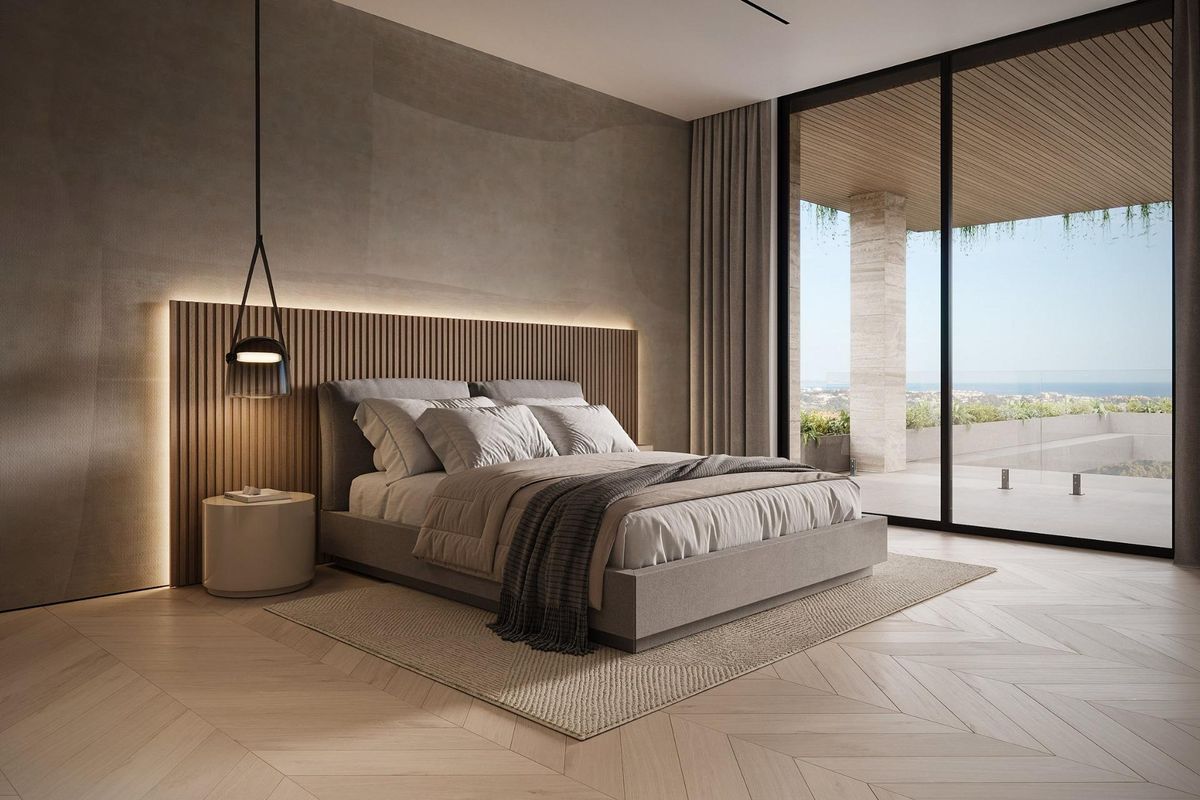 Elegante slaapkamer met een gezellige sfeer en grote ramen in een 5-slaapkamer villa in Benahavís, Costa del Sol.