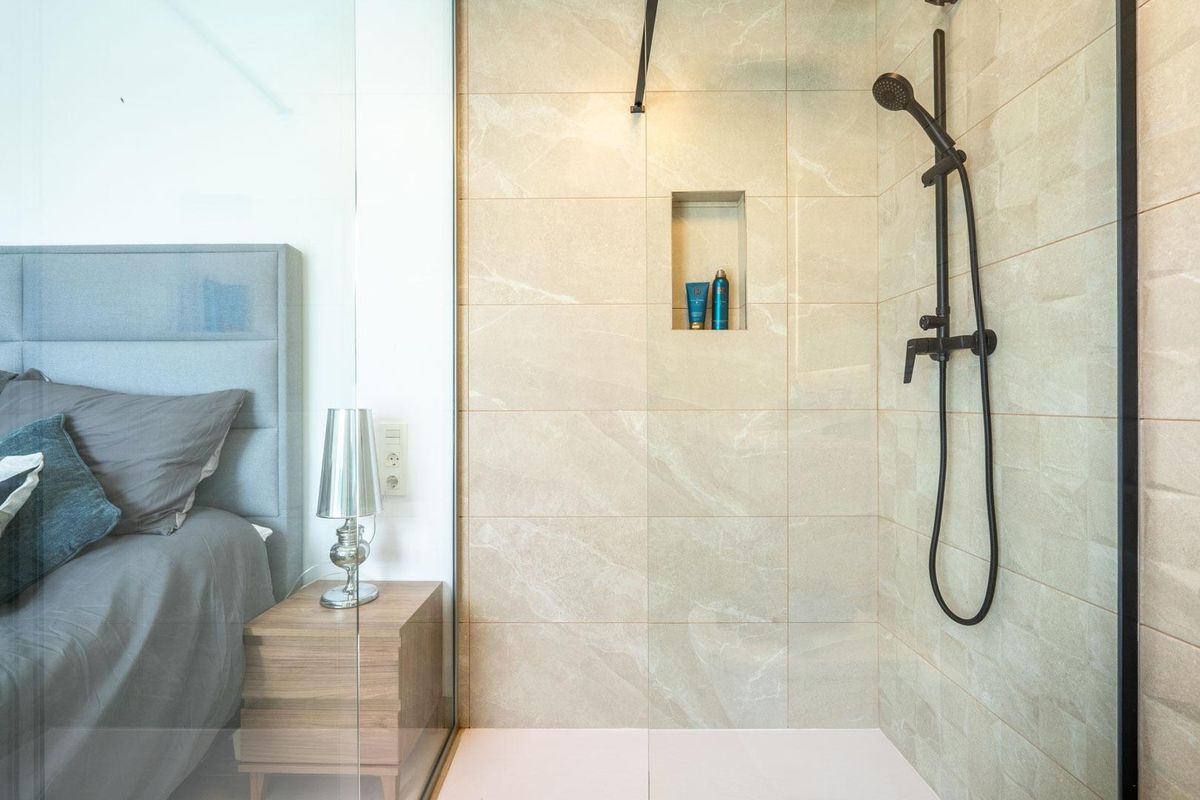 Elegante badkamer met een inloopdouche en stijlvolle afwerkingen in de 3-slaapkamer villa, Torre Pacheco, Costa Calida.