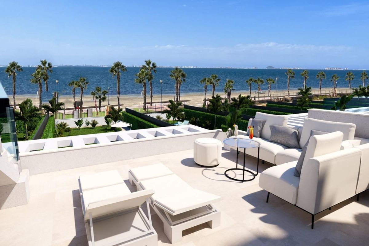 Ruimtelijk terras met zeezicht bij een 3-slaapkamer villa in Los Alcazares, Costa Calida, Spanje.