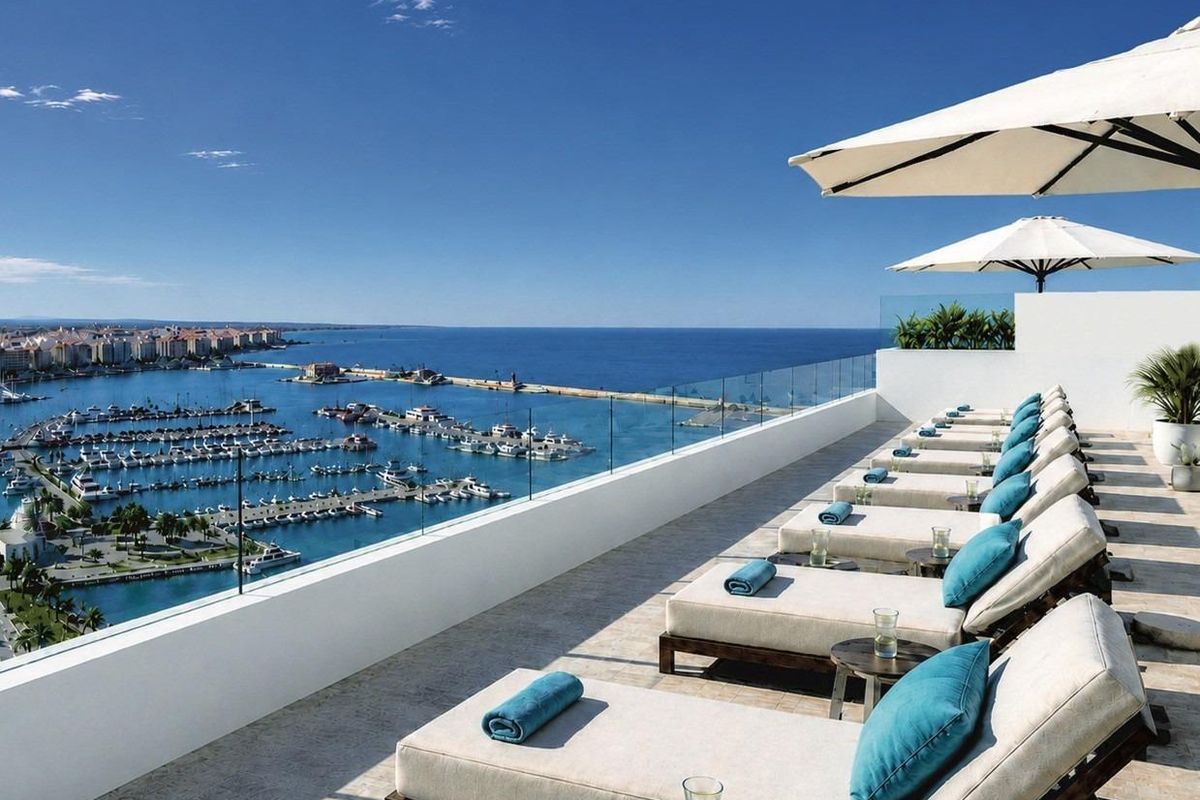 Communal rooftop pool in Torrevieja apartment