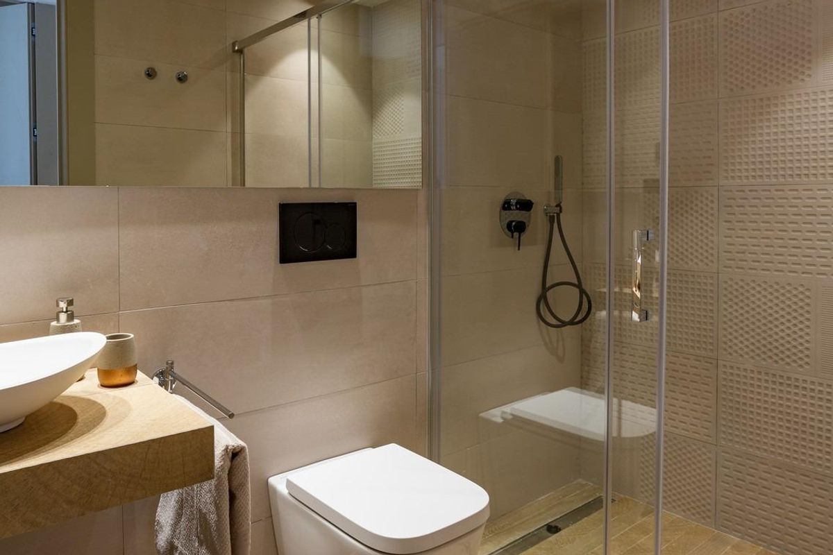 Moderne badkamer met een douche en eigentijdse afwerkingen in een 2-slaapkamer appartement in Algorfa.