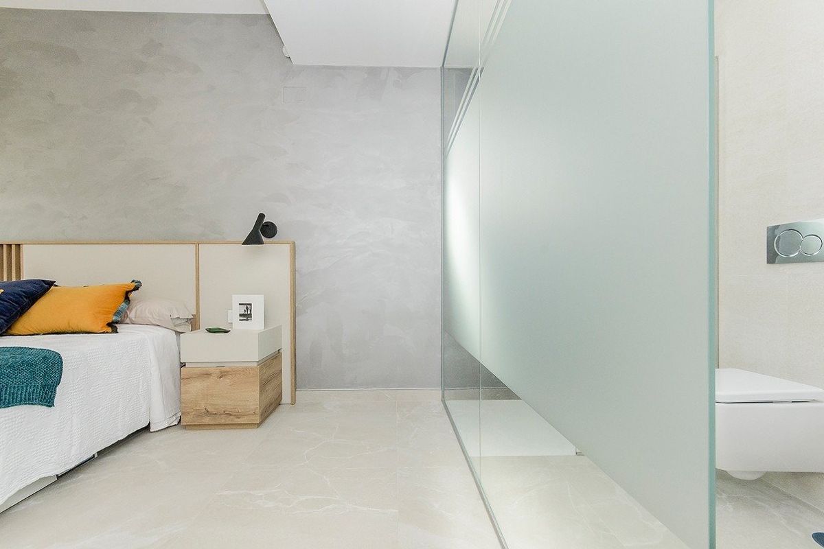 Moderne slaapkamer met glazen afscheiding en stijlvolle kenmerken in de 3-slaapkamer bungalow in San Miguel de Salinas.