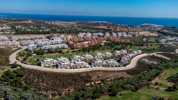 Luchtfoto van Casares, met het wooncomplex en omliggende heuvels nabij de Costa del Sol.