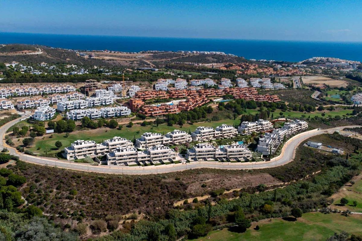 Luchtfoto van Casares, met het wooncomplex en omliggende heuvels nabij de Costa del Sol.