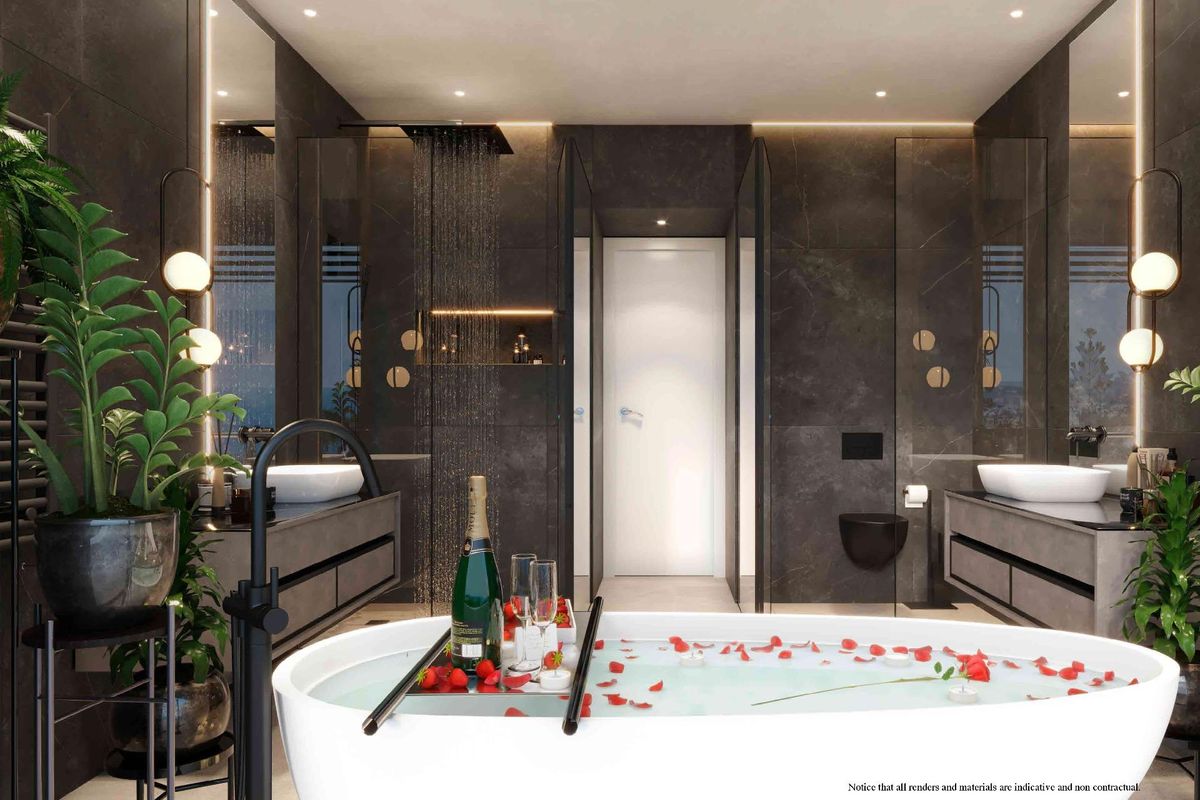 Elegante badkamer met een chique ontwerp en een serene ambiance, met een groot bad in Benalmádena.