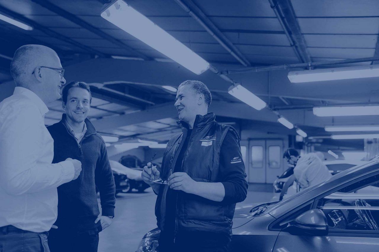 Carglass technician explaining something