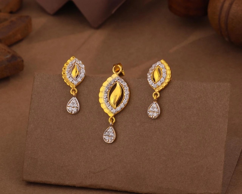 Gold Leaf Halo Pendant Set