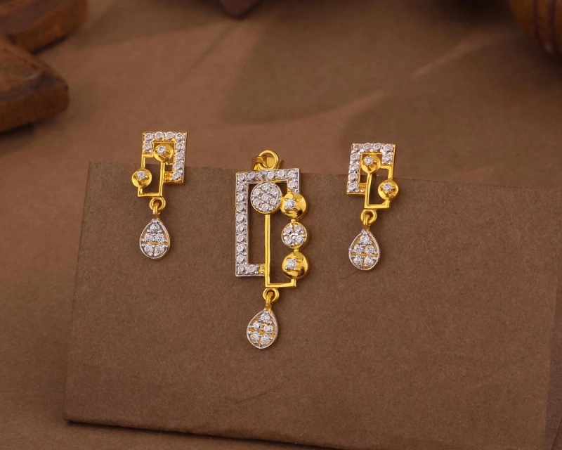 Gold Geometric Elegance Pendant Set