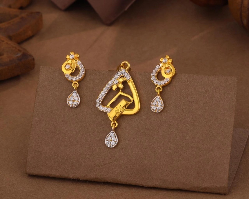 Gold Floral Triangle Pendant Set