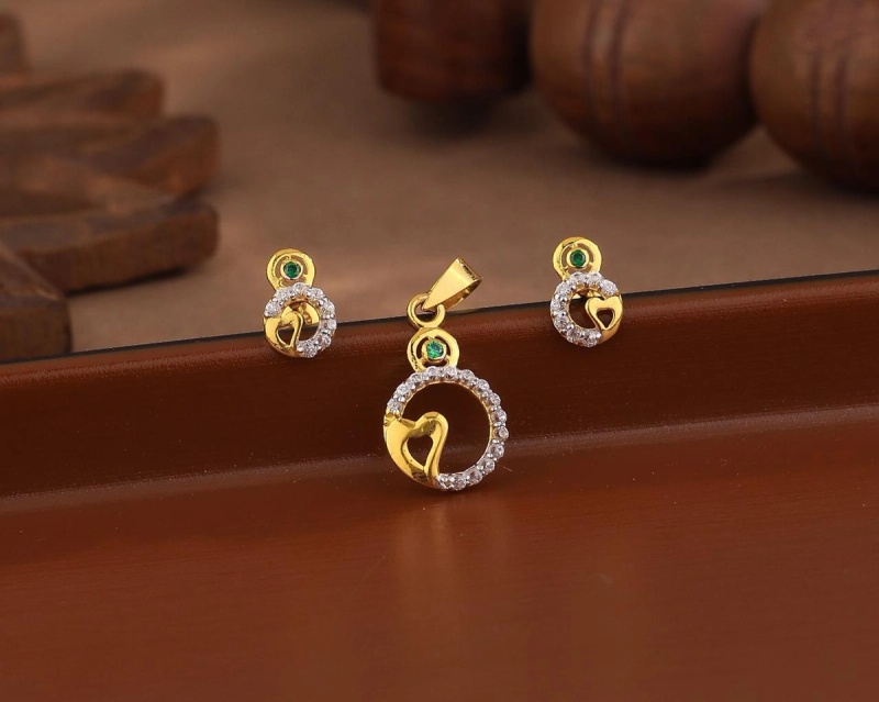 Gold Heart Halo Pendant Set