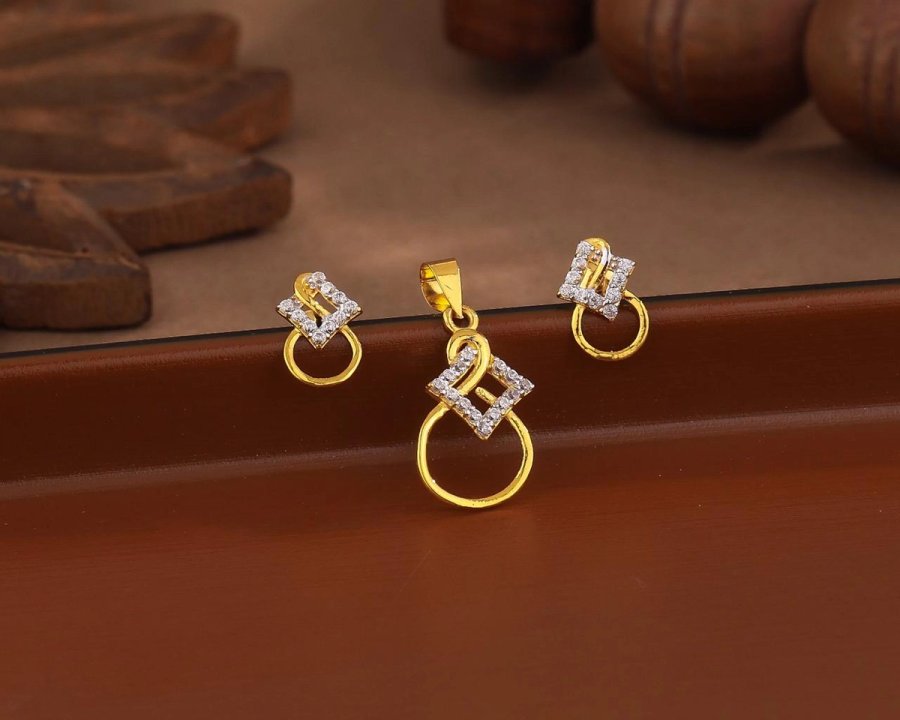 Gold Infinity Circle Pendant Set