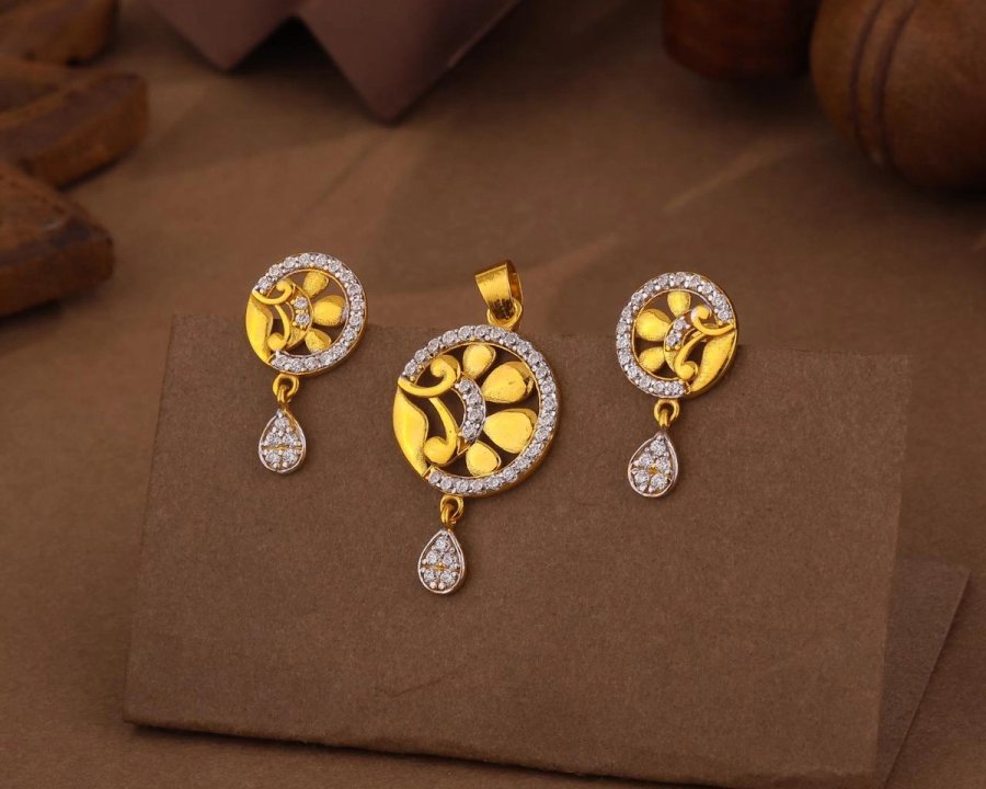Gold Floral Halo Pendant Set