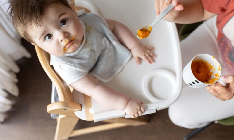 Elige la Mejor Silla para Darle de Comer a tu Bebé