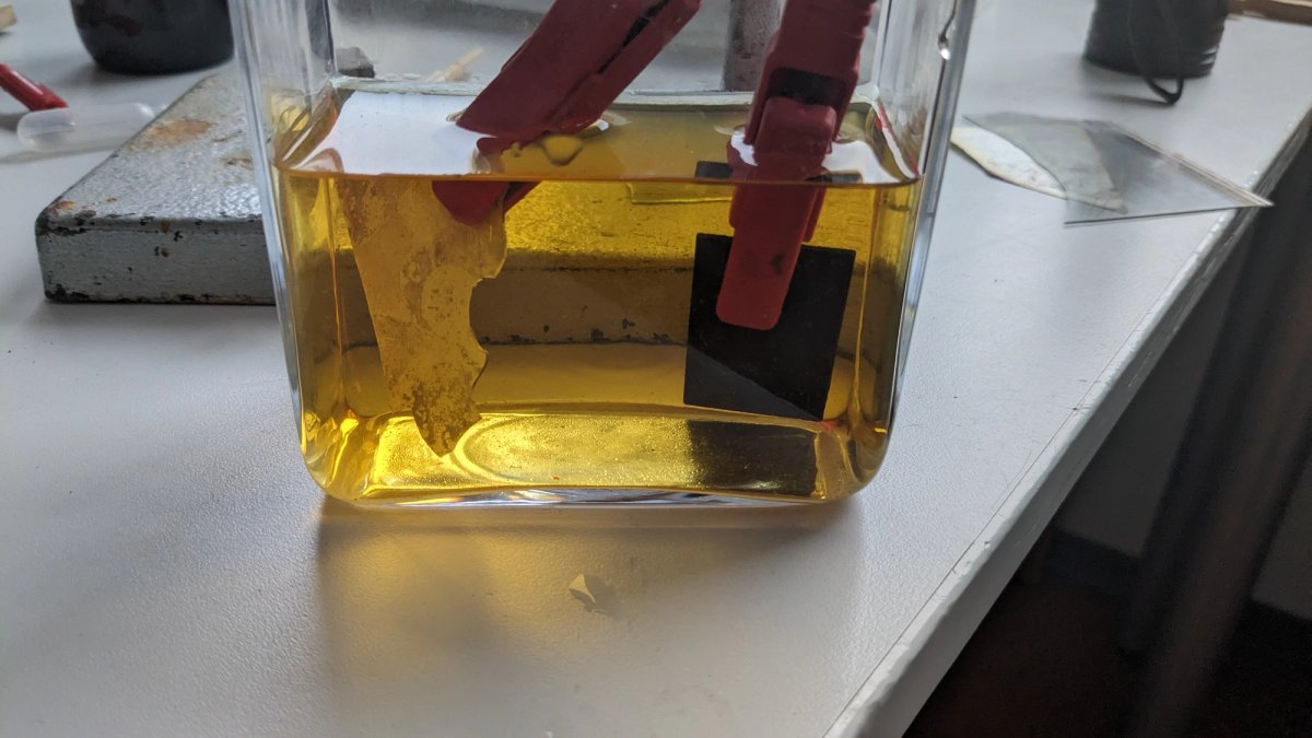 Glas Vase with a black and a white electrode inside