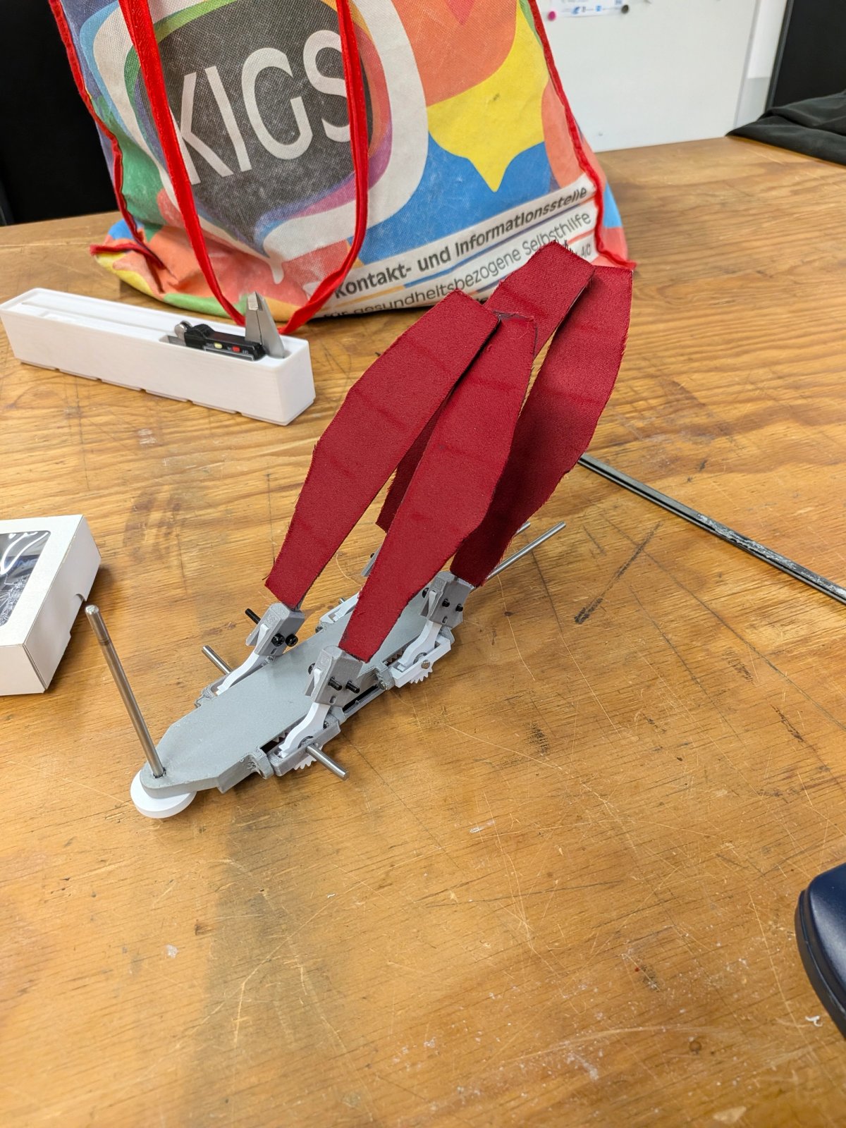 Prototype with 4 red wings, looking like the LEGO Ninjago ship... 