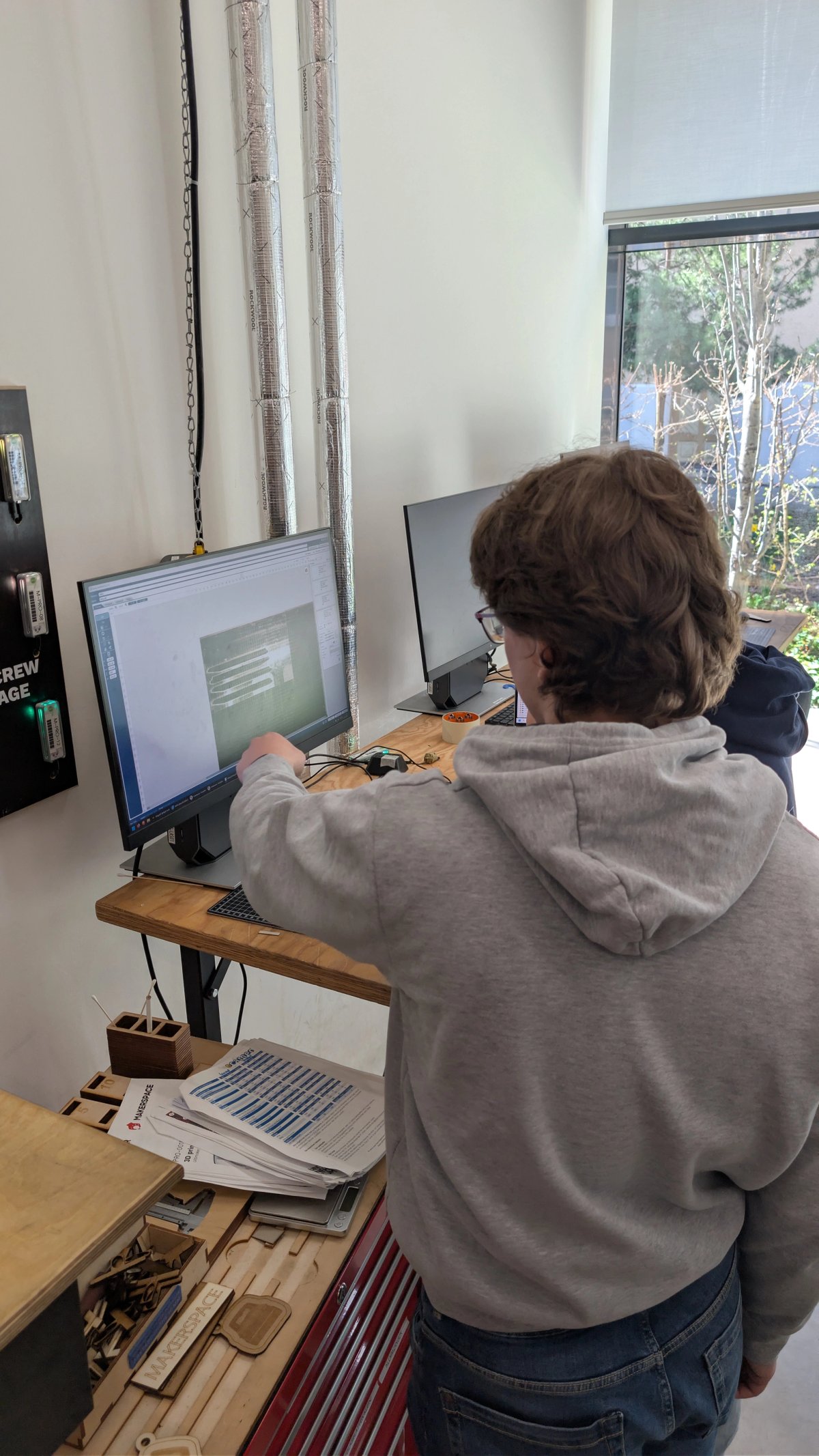 Marlon, pointing at a screen where a lasercuter is beeing configured... 