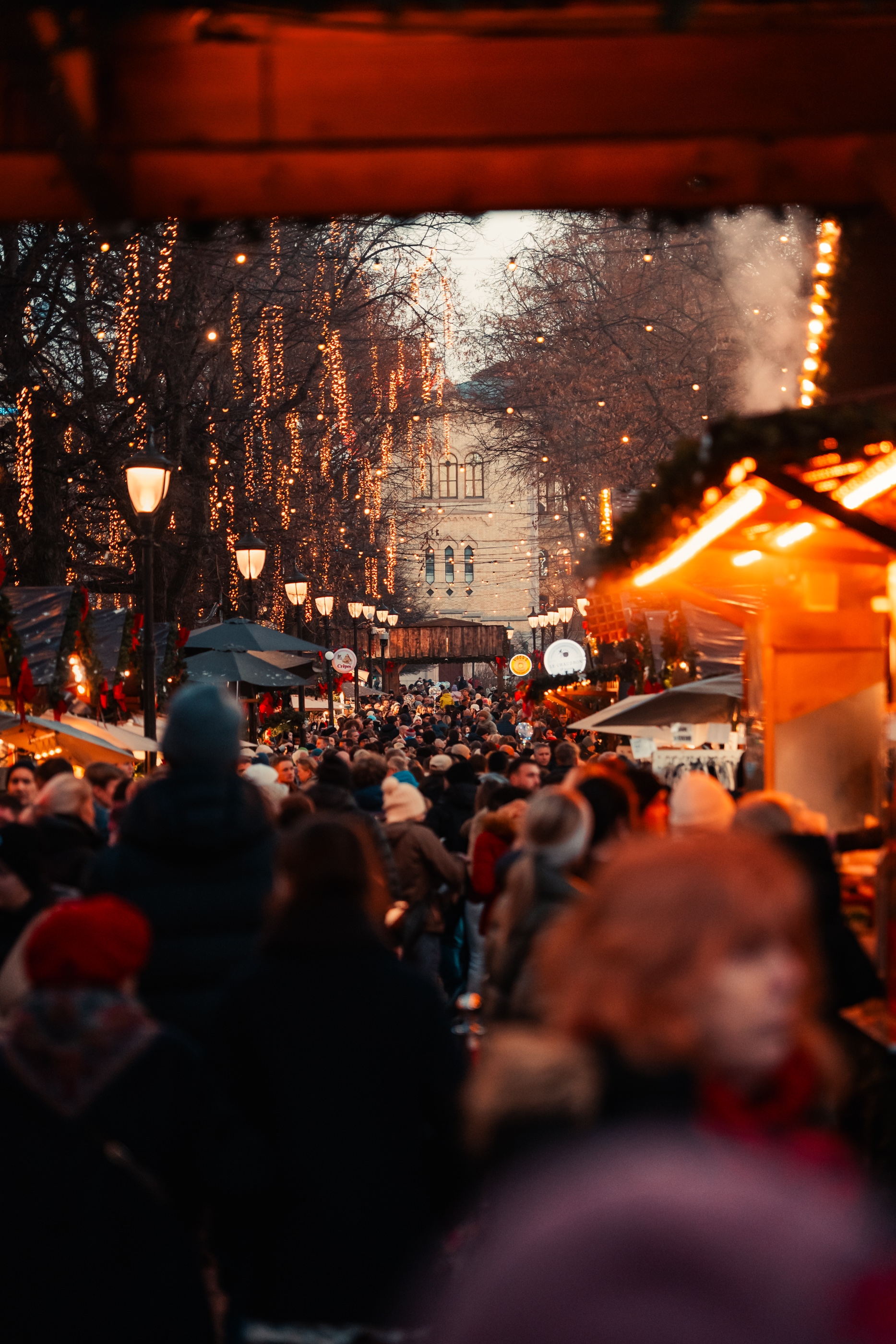 Folkemengde i julemarkedets gater i skumringen