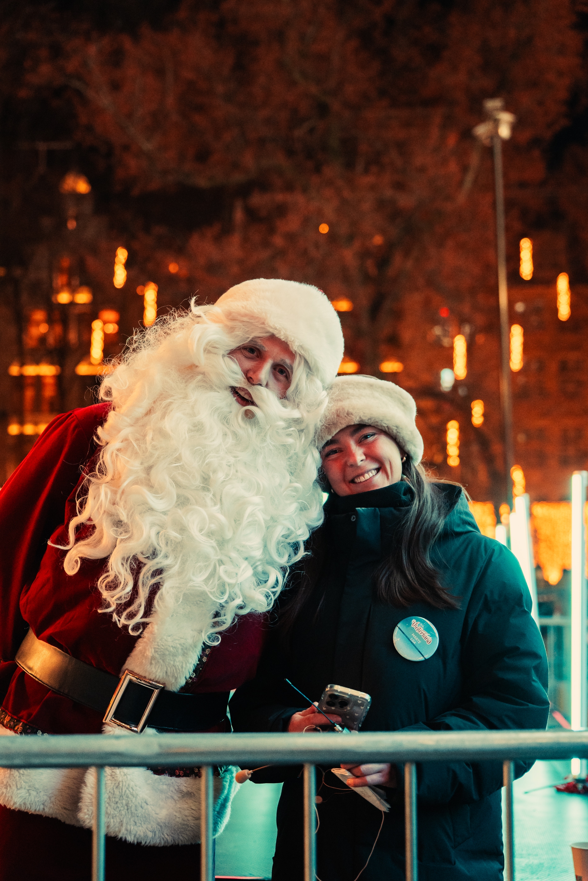 Julenissen og nissens lille hjelper på Jul i Vinterland.