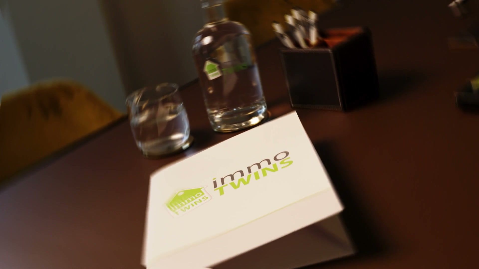Video: Kaartje met het logo van ImmoTwins op tafel