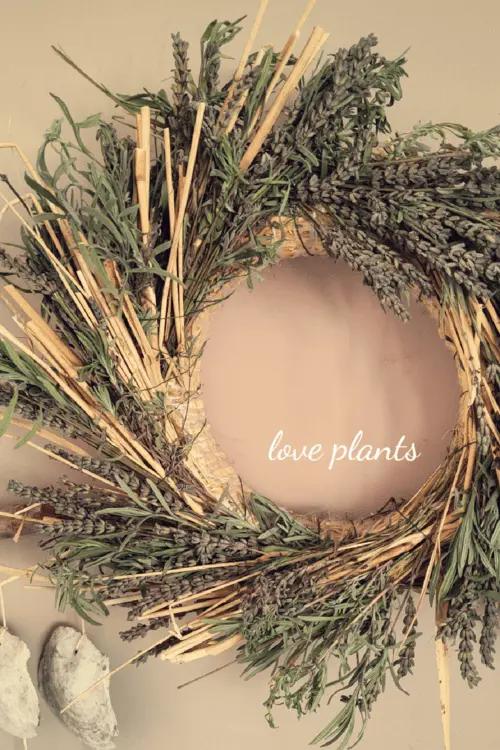 wianek z traw i lawendy