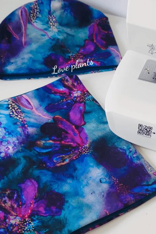 czapka i komin z motywem fioletowych kwiatów