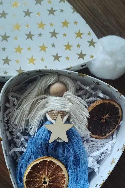 lalka ze sznurka z suszonymi kawałkami pomarańczy