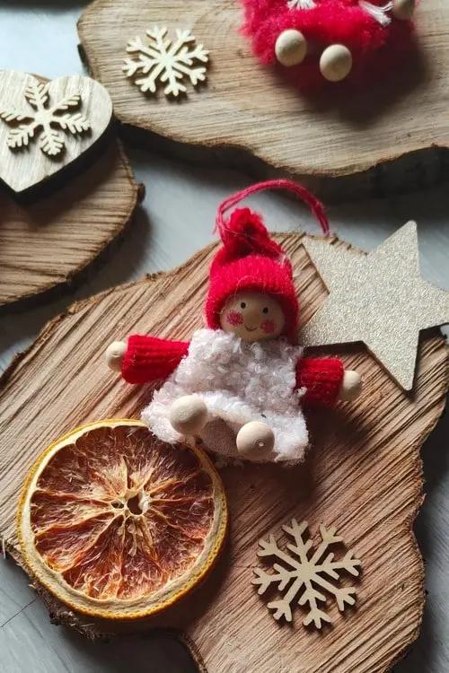 lalka na kawałku drewna