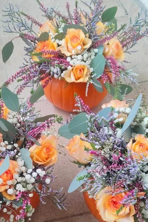 bukiet z pomarańczowych róż i lawendy w dyni