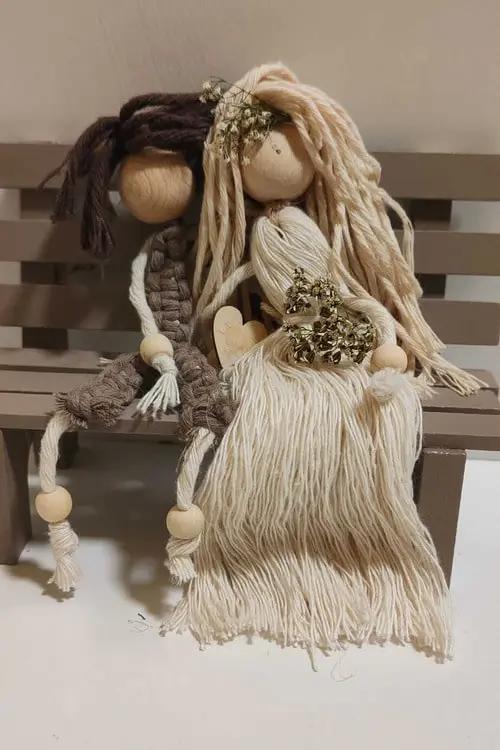 lalki siedzące na ławce