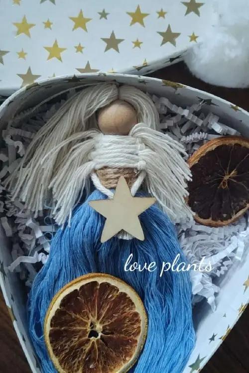 anioł za sznurka w pudełku