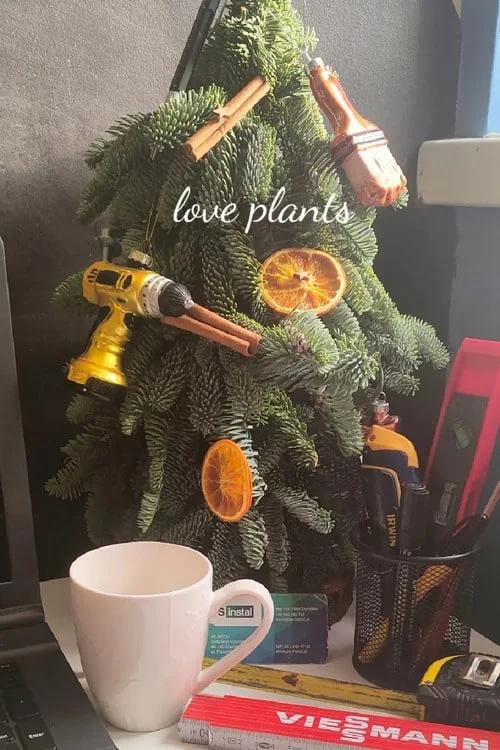 mała choinka z ozdobami