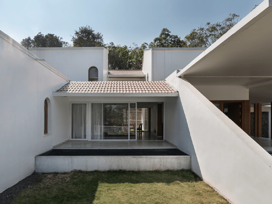 A Courtyard Centered Residence  1