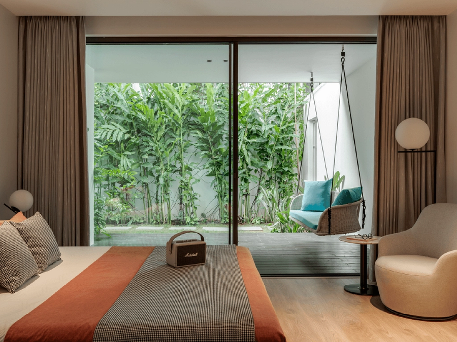 A minimal home shaped by trees 4
