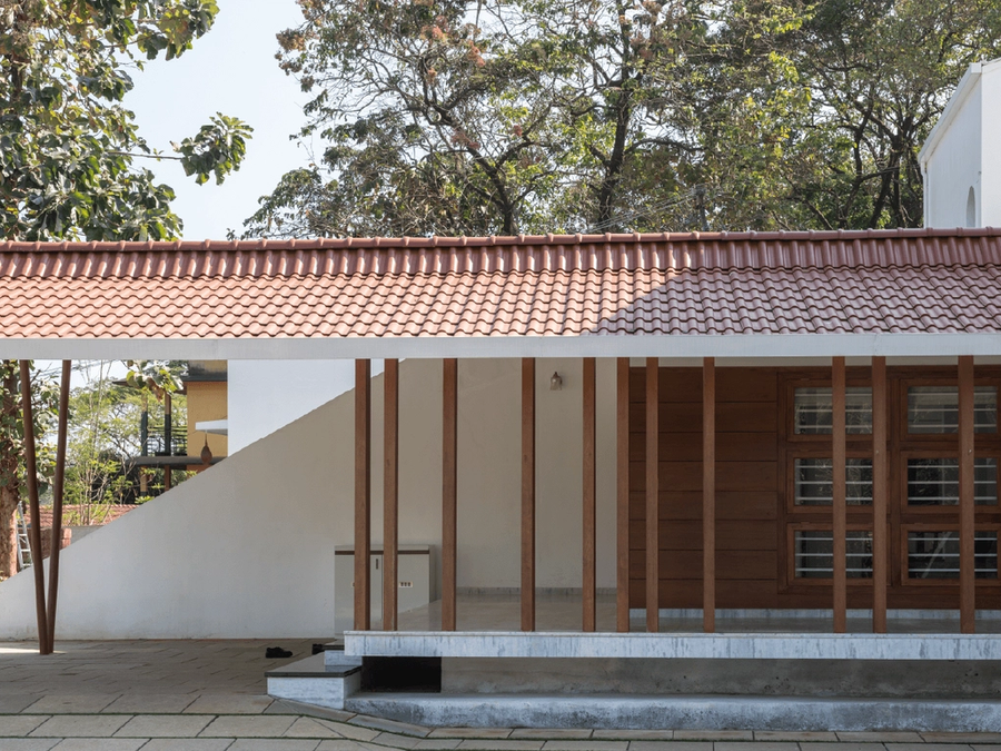 A Courtyard Centered Residence  2