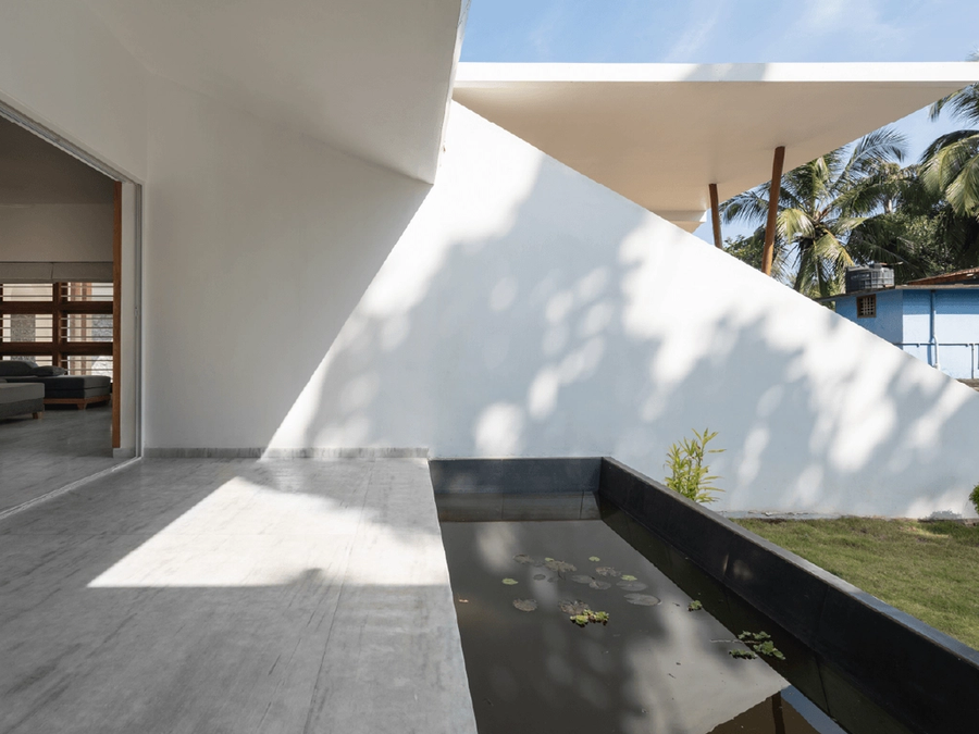 A Courtyard Centered Residence  7