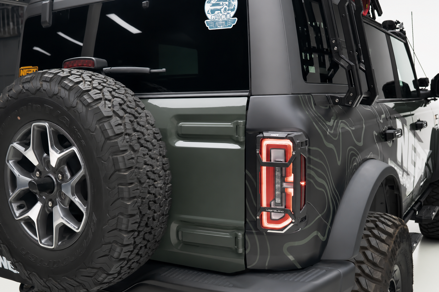 Bare tailgate. A flag, an antenna and a shovel each want their own bracket, in the same spot.