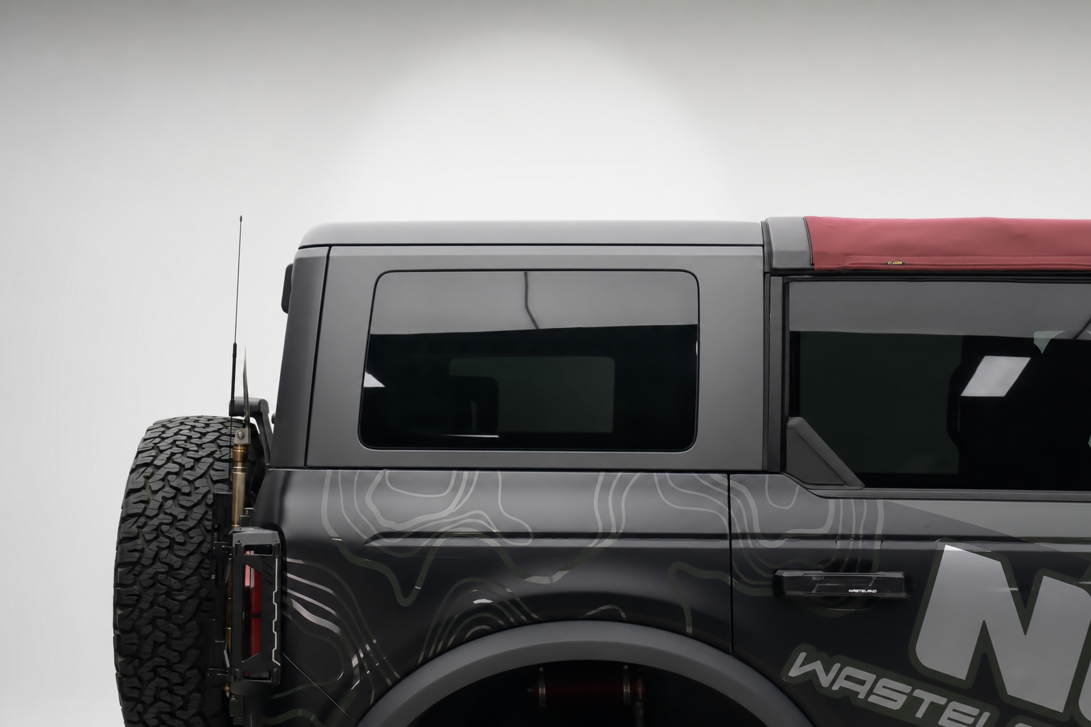 Bare roof and bare body side. Getting up there means a boot on a tyre and nothing to hold at the top.