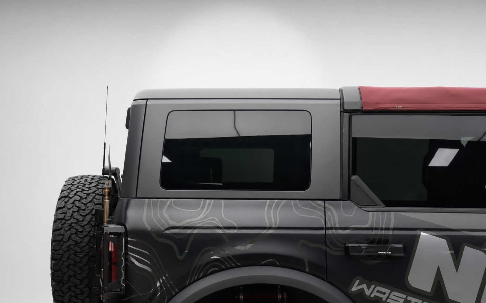 Bare roof and bare body side. Getting up there means a boot on a tyre and nothing to hold at the top.