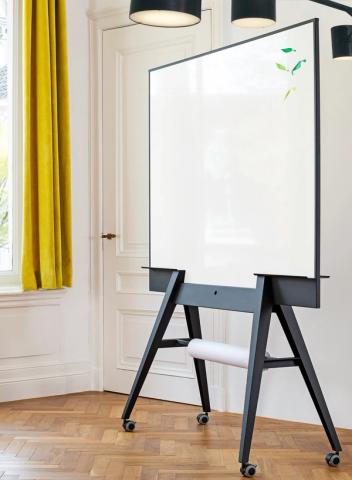 Mobil whiteboard tavle på hjul foran et vindu med gult gardin – Marketin
