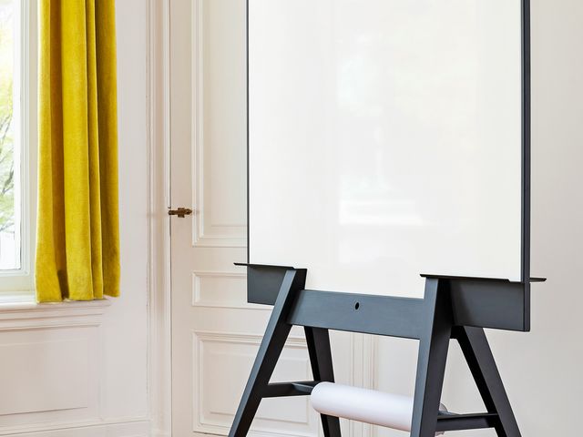 Mobil whiteboard tavle på hjul foran et vindu med gult gardin – Marketin