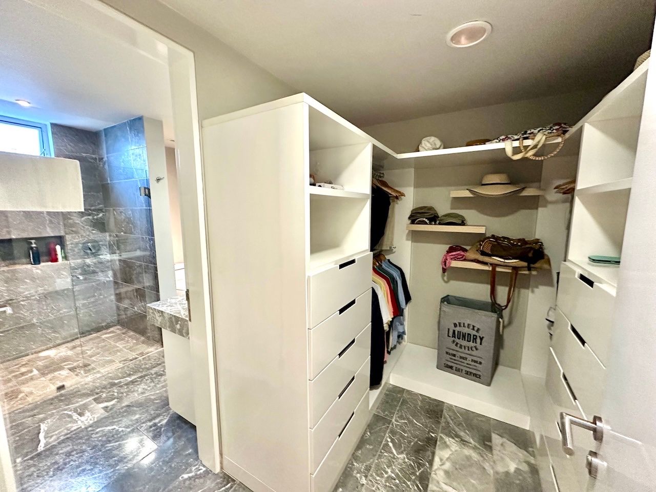 Primary walk-in closet and en-suite bathroom at Vaivén del Mar