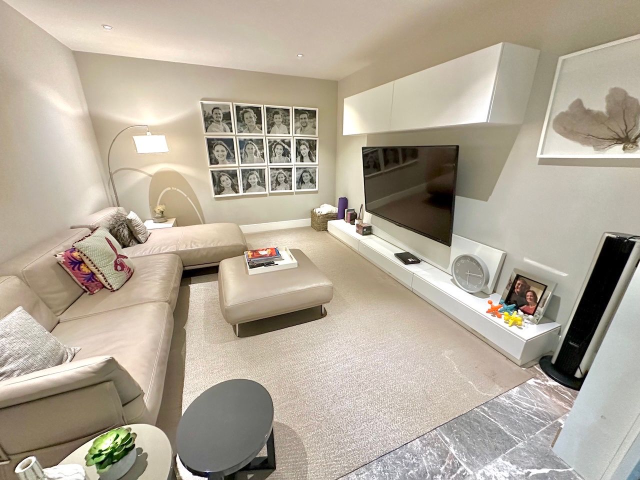 Separate TV room with a family gallery wall at Vaivén del Mar