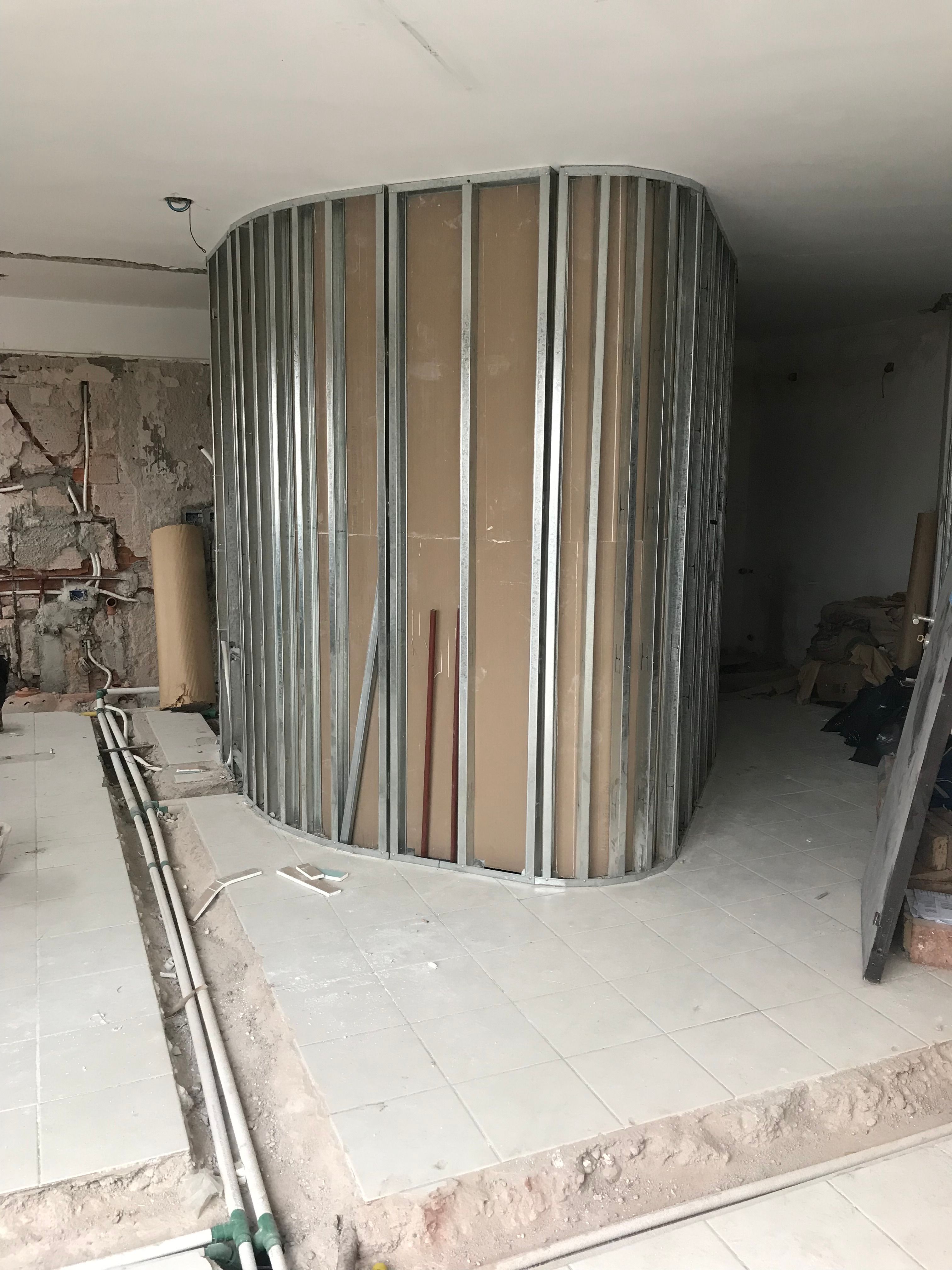 Obra de Y485: estructura curva de perfiles de steel frame para el nuevo baño.