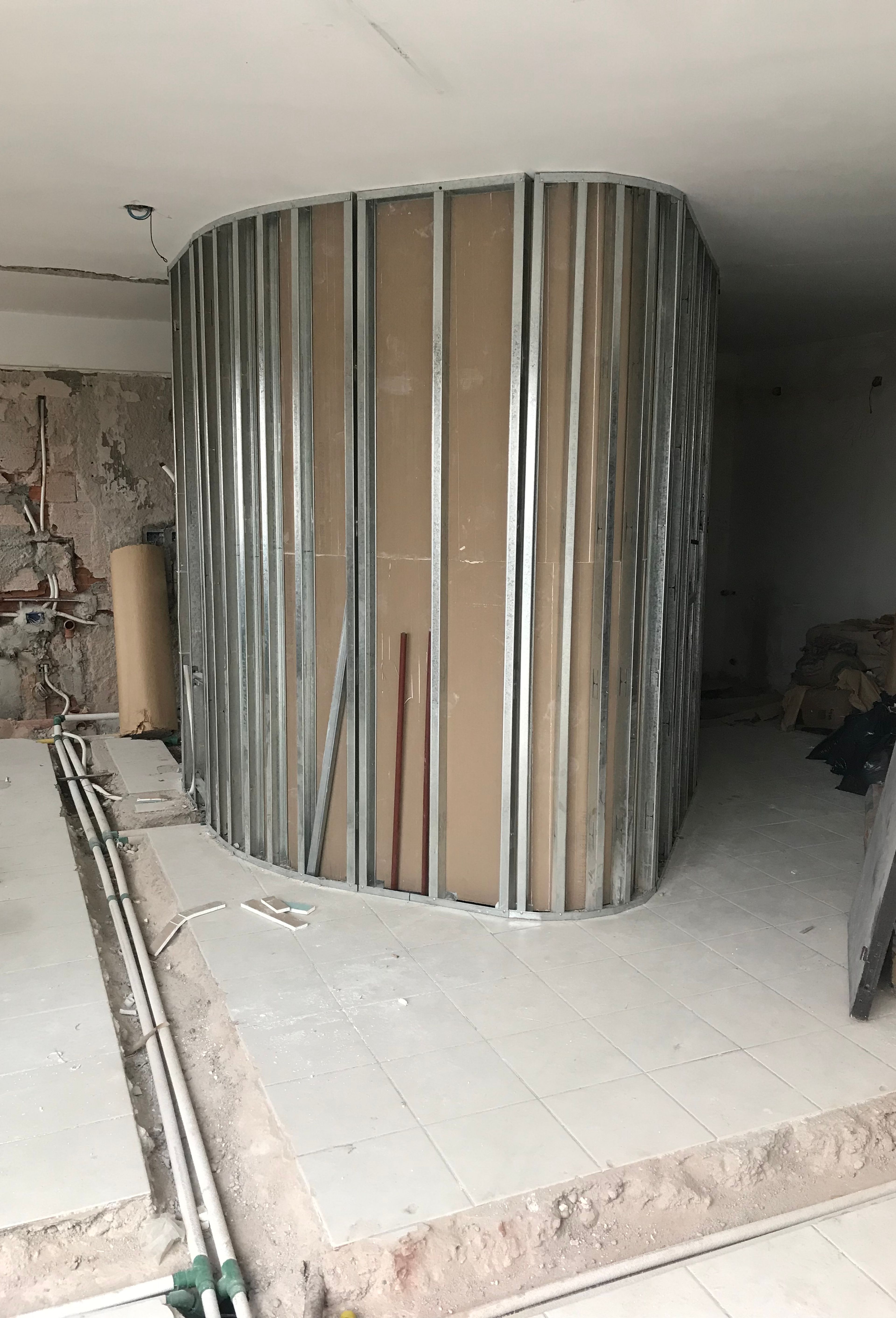 Obra de Y485: estructura curva de perfiles de steel frame para el nuevo baño.